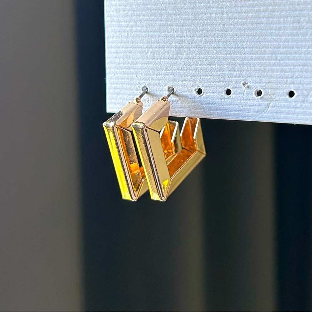 🌟Sleek Gold Earrings🌟
